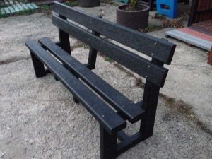 banc avec dossier en plastique recyclé