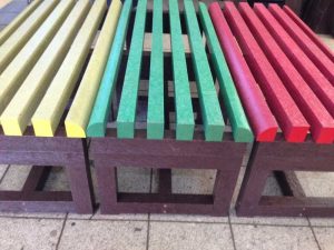 Banc sans dossier en plastique recyclé