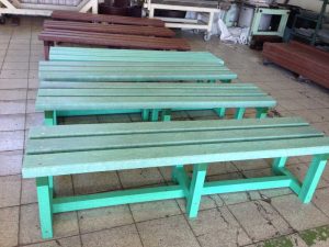 banc sans dossier en plastique recyclé