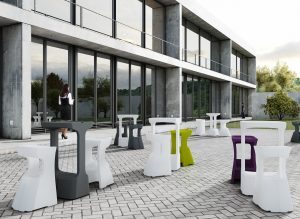 table haute mange debout et tabouret haut en polyéthylène ambiance